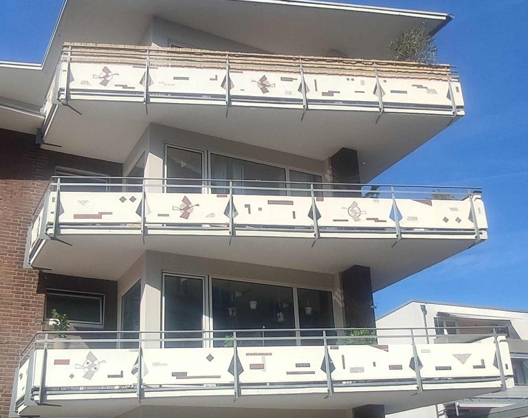 Drei Etagen eines modernen Gebäudes mit Balkonen und dekorativen Elementen.